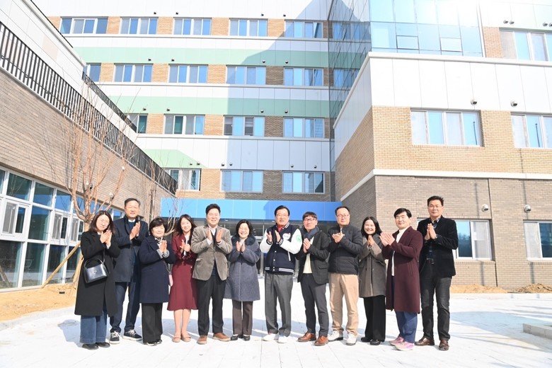 “설레는 첫걸음, 안전한 등굣길”··...